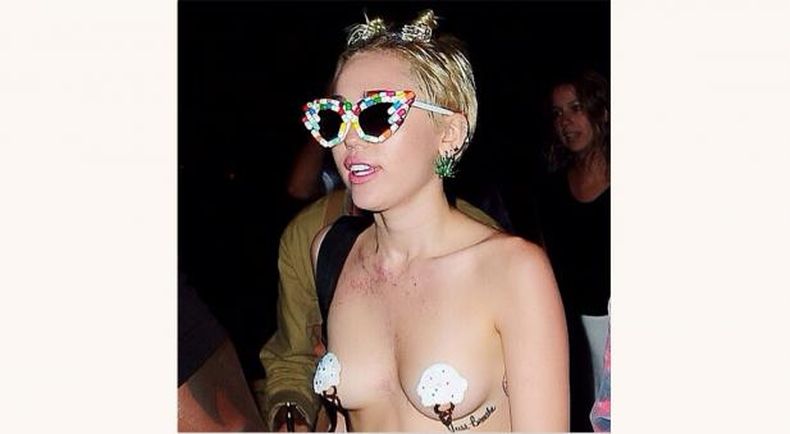 La cantante acudió a una fiesta en Nueva York en "topless"