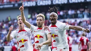 Kevin Kampl del Leipzig celebra con Daniel Olmo Carbajal y Mohamed Simakan tras anotar ante el Freiburg en la Bundesliga el sábado 6 de mayo del 2023. (Tom Weller/dpa via AP)