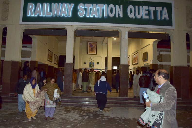 Pasajeros rescatados por fuerzas de seguridad de un tren de pasajeros atacado por insurgentes llegan a una estación en Quetta, Pakistán, el miércoles 12 de marzo de 2025. (AP Foto/Arshad Butt)