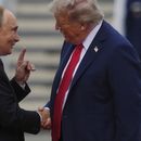 El presidente de EEUU, Donald Trump, saluda al presidente de Rusia, Vladímir Putin, el viernes 15 de agosto de 2025 en la Base Conjunta Elmendorf-Richardson, en Alaska. (AP Foto/Julia Demaree Nikhinson)