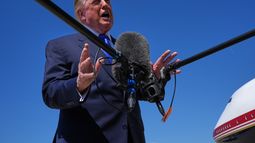 El presidente Donald Trump habla con la prensa después de que la rampa inflable de emergencia del avión presidencial antes de la llegada del mandatario a la Base Conjunta Andrews, el miércoles 9 de septiembre de 2026, en Maryland. (AP Foto/Jacquelyn Martin)