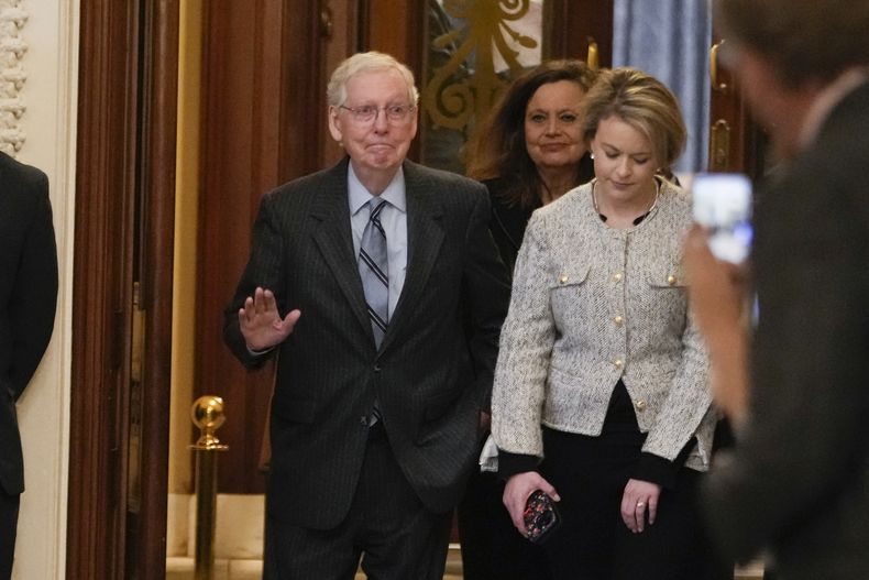 El senador Mitch McConnell, republicano de Kentucky, sale de la cámara del Senado, el miércoles 28 de febrero de 2024 en el Capitolio, en Washington. McConnell, de 82 años, es el líder del Senado con más años de servicio. (Foto AP/Jacquelyn Martin)