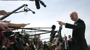 americateve | El ministro de Asuntos Exteriores de Gran Breta&ntilde;a, William Hague, habla con la prensa a su llegada a una reuni&oacute;n informal de ministros del Exterior en Atenas, el viernes 4 de abril de 2014. (Foto AP/Petros Giannakouris)