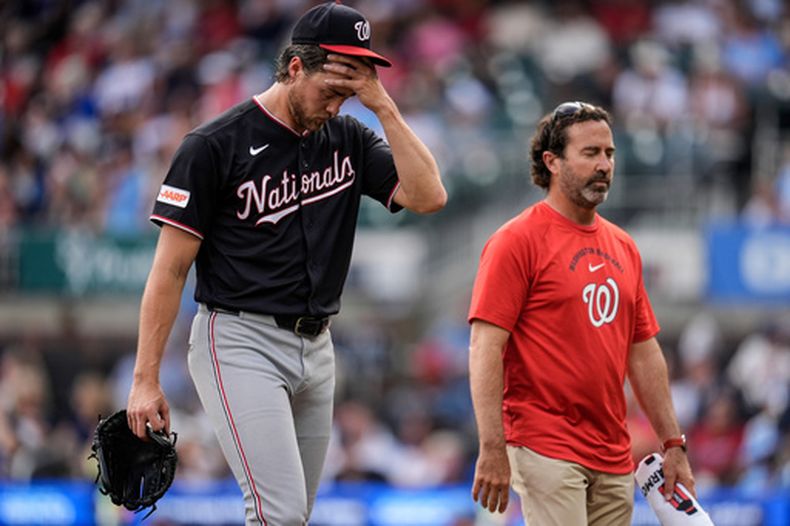 Jake Irvin, lanzador de los Nacionales de Washington, abandona el montículo en el sexto inning del juego ante los Bravos de Atlanta, el sábado 23 de mayo de 2026 (AP Foto/Mike Stewart)