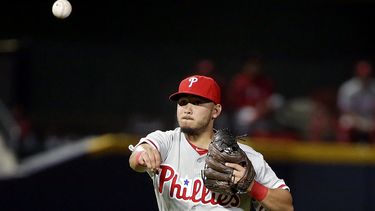 americateve | En esta foto del 26 de septiembre de 2013, el pelotero venezolano Freddy Galvis, de los Filis de Filadelfia, lanza a la inicial durante un juego contra los Bravos de Atlanta. El viernes 21 de marzo de 2014 se diagnostic&oacute; a Galvis una infecci&oacute