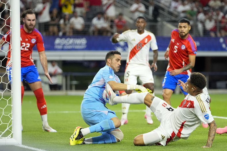 El delantero peruano Paolo Guerrero (derecha) y el portero chileno Claudio Bravo durante un lance del partido por el Grupo A de la Copa América, el viernes 21 de junio de 2024, en Arlington, Texas. (AP Foto/Julio Cortez)