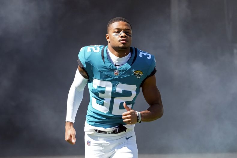 ARCHIVO - El esquinero de los Jacksonville Jaguars, Tyson Campbell (32), sale al campo durante las presentaciones de los jugadores antes de un partido de fútbol americano de la NFL contra los Indianapolis Colts, el domingo 15 de octubre de 2023, en Jacksonville, Florida. El esquinero de los Jaguars, Tyson Campbell, firmó una extensión de contrato por cuatro años y $76.5 millones el martes 23 de julio de 2024, que incluye hasta $53.4 millones garantizados, dijo una persona familiarizada con las negociaciones. (AP Foto/John Raoux, Archivo)