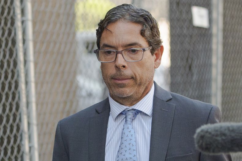 El Dr. Mark Chávez, un médico de San Diego, acusado en relación con la sobredosis fatal de Matthew Perry, sale del tribunal federal después de declararse culpable de asociación delictuosa para distribuir el anestésico quirúrgico ketamina en Los Ángeles, el miércoles 2 de octubre. 2024.(Foto AP/Damian Dovarganes)