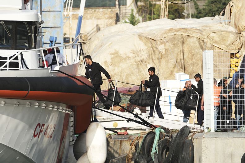ARCHIVO - Migrantes interceptados en aguas internacionales abordan un barco de la Guardia Costera italiana en el puerto de Shengjin, Albania, con destino a Italia, después de que un tribunal de Roma rechazara su detención, el sábado 19 de octubre de 2024. (AP Foto/Vlasov Sulaj, Archivo)