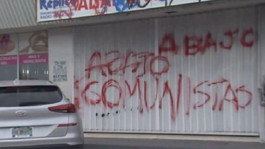 pintan cartel anticastrista en sede de la alianza martiana en miami