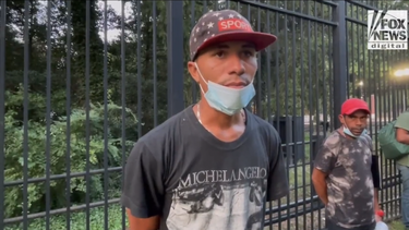 texas manda buses con decenas de migrantes a la residencia de kamala harris