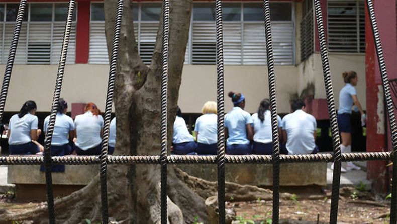 Estudiantes preuniversitario cuba.jpg