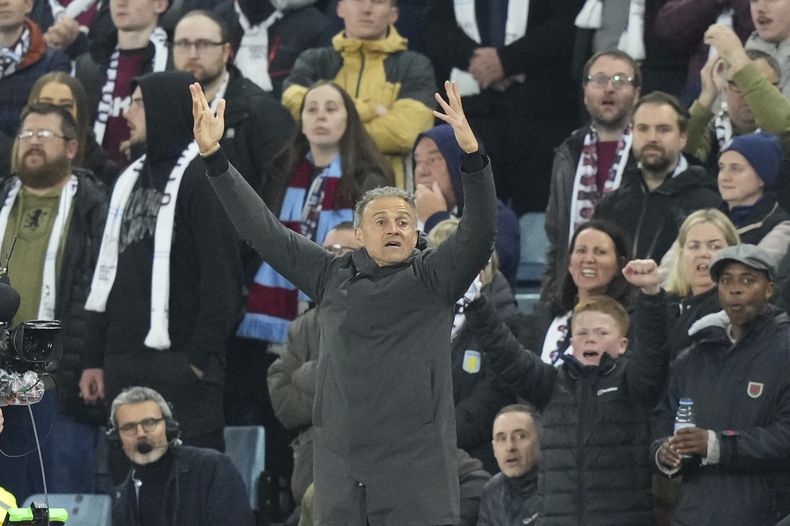 El español Luis Enrique, entrenador del París Saint-Germain, hace un gesto en el encuentro de vuelta de los cuartos de final de la Liga de Campeones ante el Aston Villa, el martes 15 de abril de 2025 (AP Photo/Frank Augstein)