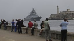 La gente observa cómo la fragata Almirante Gorshkov de la Armada rusa llega al puerto de La Habana, Cuba, el miércoles 12 de junio de 2024. (AP Foto/Ariel Ley)