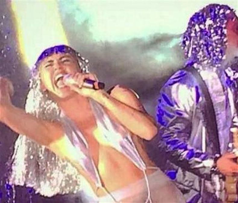 En un performance bizarro y emocional, Miley Cyrus se burló de su propia música, habló honestamente de un año difícil e interpretó algo de Led Zeppelin. Y por si faltara algo fumó marihuana en el escenario.