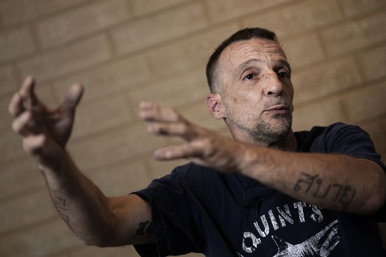 Mathieu Kassovitz habla durante una entrevista con Associated Press, en Tremblay-en-France, el martes 17 de septiembre de 2024. (Foto AP/Christophe Ena)