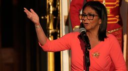 La presidenta encargada de Venezuela, Delcy Rodríguez, ofrece un discurso en el Palacio de Miraflores durante una reunión con el presidente de Colombia, Gustavo Petro, en Caracas, Venezuela, el 24 de abril de 2026. (AP Photo/Ariana Cubillos)