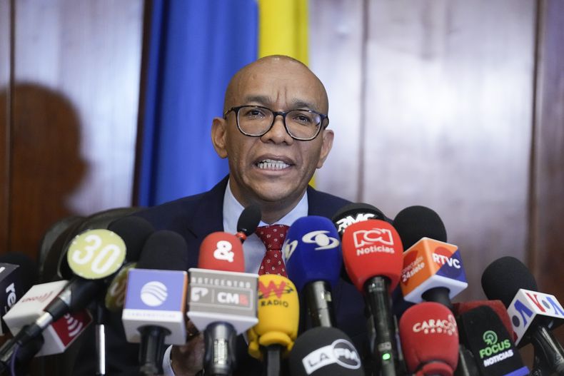 El presidente de la Corte Suprema de Justicia, Gerson Chaverra, ofrece una rueda de prensa para anunciar a la nueva fiscal general en Bogotá, Colombia, el martes 12 de marzo de 2024. (AP Foto/Fernando Vergara)