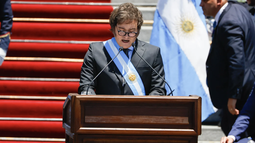 javier milei juro, escribio viva la libertad, carajo y se convirtio en el nuevo presidente de argentina
