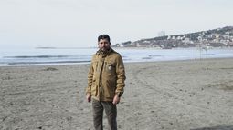 Hashmatullah Alam, de 40 años, en una playa en Shengjin, Albania, el 27 de enero de 2025. Él es uno de muchos afganos que trabajó con el Ejército estadounidense en Afganistán y buscan ser reubicados en EEUU. (AP Foto/Vlasov Sulaj)