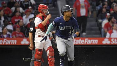 Julio Rodríguez, derecha, de los Marineros de Seattle, se enfila a primera base después de batear un cuadrangular mientras el receptor de los Angelinos de Los Ángeles, Matt Thaiss, observa durante la tercera entrada el juego de béisbol, el sábado 10 de junio de 2023, en Anaheim, California. Rodríguez participará en el Derby de Cuadrangulares en el Juego de Estrellas. (AP Foto/Mark J. Terrill)