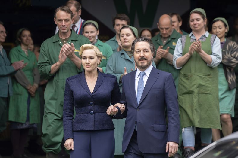 En esta imagen proporcionada por HBO, Kate Winslet, izquierda, y Guillaume Gallienne en una escena de The Regime. (HBO vía AP)