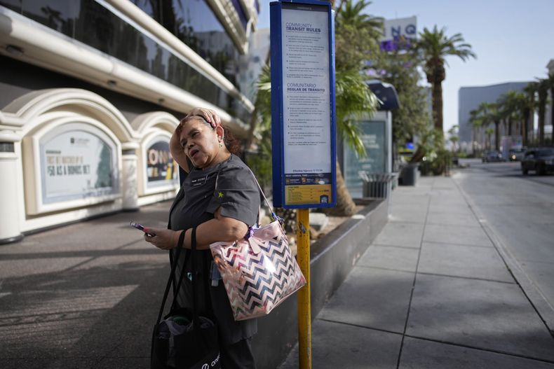 Haydee Zetino espera el autobús después de trabajar un turno como mucama en el hotel-casino Harrahs junto al Strip de Las Vegas, el jueves 12 de septiembre de 2024, en Las Vegas. Zetino, migrante de El Salvador, obtuvo el estatus de protección temporal desde que llegó tras un gran terremoto en 2001. (AP Foto/John Locher)