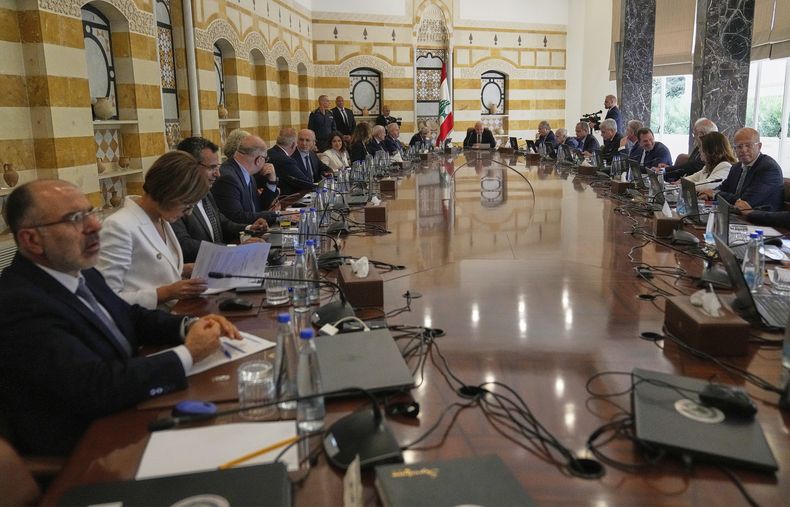 El presidente libanés Joseph Aoun, centro, en el fondo, encabeza una reunión del gabinete para analizar el plan del Ejército para desarmar a Hezbollah, en el palacio presidencial de Baabda, en el este de Beirut, el viernes 5 de septiembre de 2025. (AP Foto/Hussein Malla)