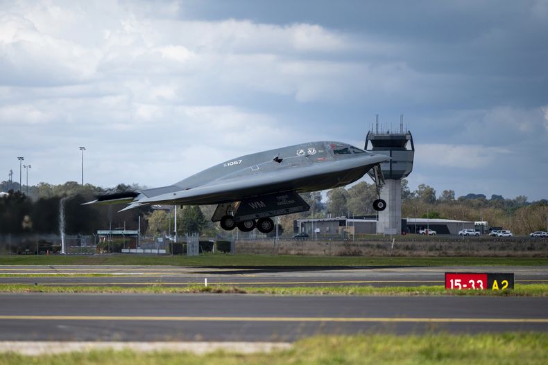 En esta imagen, distribuida por la Guardia Aérea Nacional de Estados Unidos, un bombardero furtivo B-2 Spirit de la Fuerza Aérea estadounidense despega desde una base de la Fuerza Aérea de Australia en Amberley, Australia, el 11 de septiembre de 2024. (Sargento Whitney Erhart/Guardia Aérea Nacional de Estados Unidos vía AP)