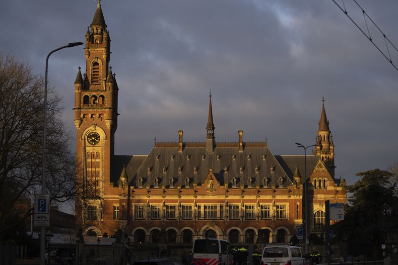 Una vista del Palacio de la Paz, que acoge el máximo tribunal de Naciones Unidas, en La Haya, Holanda, el lunes 19 de febrero de 2024. (AP Foto/Peter Dejong)