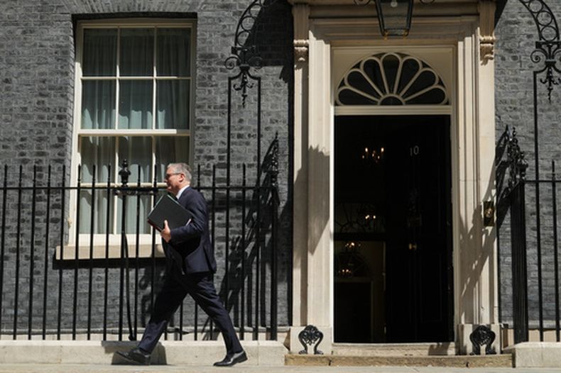El primer ministro británico Keir Starmer sale de 10 Downing Street en Londres, el 24 de junio del 2026. (AP foto/Alastair Grant)