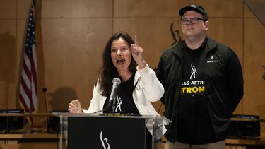 La presidenta de SAG-AFTRA, Fran Drescher, a la izquierda, y el director ejecutivo nacional y negociador en jefe de SAG-AFTRA, Duncan Crabtree-Ireland, hablan durante una conferencia de prensa que anuncia una huelga del Sindicato de Actores de la Pantalla-Federación Estadounidense de Artistas de Radio y Televisión el jueves 13 de julio de 2023, en Los Ángeles. Esta es la primera vez desde 1960 que actores y guionistas de Hollywood están en huelga al mismo tiempo. (Foto AP/Chris Pizzello)