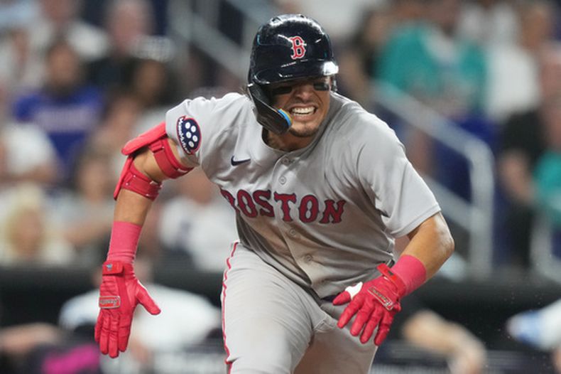 Anthony Seigler, de los Medias Rojas de Boston, corre después de batear un triple con el que remocó a Eli White durante la novena entrada del juego de béisbol de Grandes Ligaa ante los Marlins de Miami, el lunes 24 de agosto de 2024, en Miami. (AP Foto/Lynne Sladky)