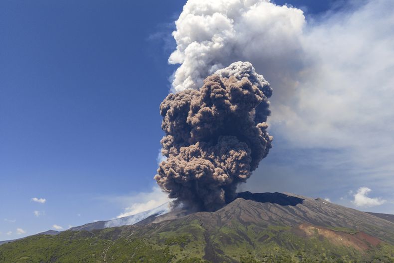 Humo se eleva desde el volcán Etna, en Italia, el lunes 2 de junio de 2025. (AP Foto/Giuseppe Distefano)
