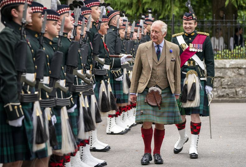 El rey Carlos III de Gran Bretaña inspecciona la Compañía Balaklava, 5.º Batallón, Regimiento Real de Escocia, a las puertas de Balmoral, Escocia, el lunes 21 de agosto de 2023. (Jane Barlow/Piscina vía AP)