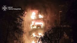En esta imagen, distribuida por los Servicios de Emergencia de Ucrania el 16 de octubre de 2025, se muestra un incendio en un edificio residencial tras un ataque ruso en Nizhyn, en la región ucraniana de Chernihiv. (Servicios de Emergencia de Ucrania vía AP)
