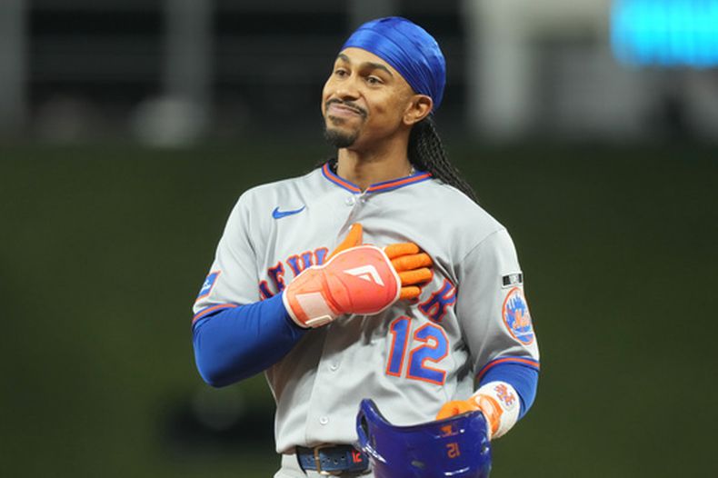El campocorto boricua Francisco Lindor, de los Mets de Nueva York, festeja durante el juego ante los Marlins de Miami, el miércoles 9 de septiembre de 2026 (AP Foto/Marta Lavandier)