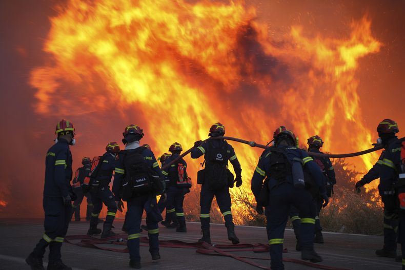 Bomberos combaten un incendio en el poblado de Karyes, en la isla de Quíos del mar Egeo oriental, el domingo 22 de junio de 2025, en Grecia. (Pantelis Fykaris/Politischios.gr vía AP)