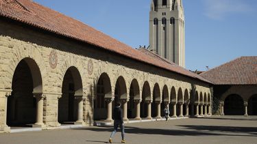 ARCHIVO - Vista del campus de la Universidad de Stanford en Stanford, California, 14 de marzo de 2019. Mensajes anónimos de tono racista, sexista y abusivo aparecen desde hace años en un sitio web de empleos para economistas. Muchos se originaron en universidades como Harvard, Stanford y la Universidad de Chicago, según los resultados de una investigacion difundidos el 20 de julio de 2023. (AP Foto/Ben Margot, File)
