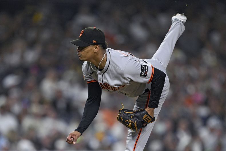 El relevista Randy Rodríguez, de los Gigantes de San Francisco, trabaja frente a los Padres de San Diego durante la novena entrada del juego de béisbol de Grandes Ligas del lunes 18 de agosto de 2025, en San Diego. (AP Foto/Orlando Ramirez)