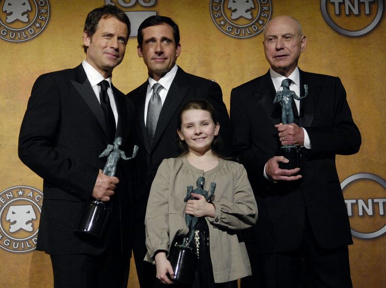 ARCHIVO - Greg Kinnear, de izquierda a derecha, Steve Carell, Abigail Breslin y Alan Arkin con sus premios a mejor elenco en una película por Little Miss Sunshine en la 13a entrega anual de los Premios del Sindicato de Actores de la Pantalla en Los Angeles el 28 de enero de 2007. Arkin, el actor de carácter que demostró su versatilidad en la comedia y el drama al recibir recibió cuatro nominaciones al Premio de la Academia y ganó un Oscar en 2007 por Little Miss Sunshine, falleció a los 89 años. (Foto AP/Chris Pizzello, archivo)
