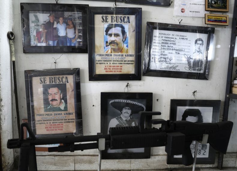 ARCHIVO - Imágenes enmarcadas del fallecido narcotraficante Pablo Escobar se exhiben a la venta en una tienda de souvenirs en Doradal, Colombia, el 5 de febrero de 2021. Escobar fue asesinado el 2 de diciembre de 1993 en un tiroteo en una azotea con la policía. (Foto AP/Fernando Vergara, Archivo)