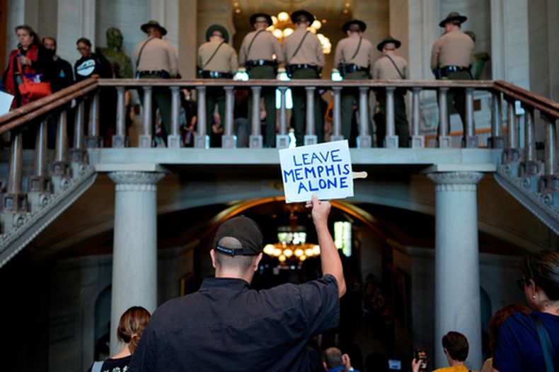 Una persona sale del Capitolio estatal tras una sesión especial de la Asamblea Legislativa del estado para redistribuir los mapas parlamentarios de votación, el jueves 7 de mayo de 2026, en Nashville, Tennessee. (AP Foto/George Walker IV)