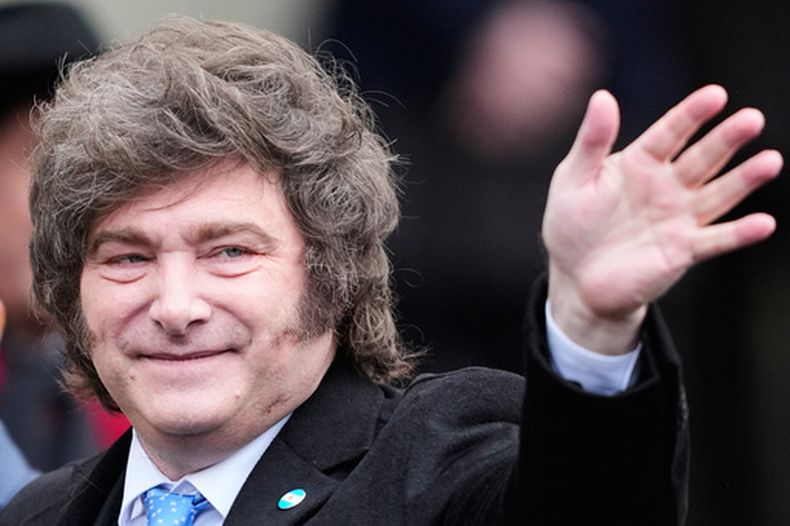 ARCHIVO – El presidente argentino Javier Milei llega a la catedral para asistir a un Te Deum para celebrar el aniversario de la Revolución de mayo, que marca el inicio de la independencia de Argentina, en Buenos Aires, Argentina, el 25 de mayo de 2026. (AP Foto/Natacha Pisarenko, Archivo)