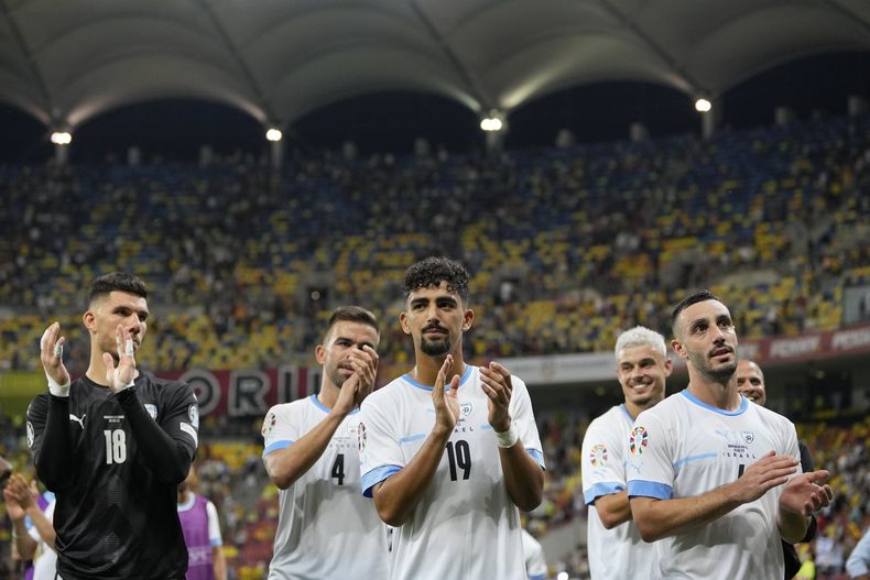 ARCHIVO - Jugadores de Israel aplauden a sus aficionados al final del partido clasificatorio a la Eurocopa 2024 entre Rumania e Israel, en el estadio National Arena en Bucarest, Rumania, el sábado 9 de septiembre de 2023. Israel albergará partidos en casa en Hungría contra Suiza el próximo miércoles 15 de noviembre de 2023 y Rumania tres días después. (Foto AP/Andreea Alexandru, Archivo)
