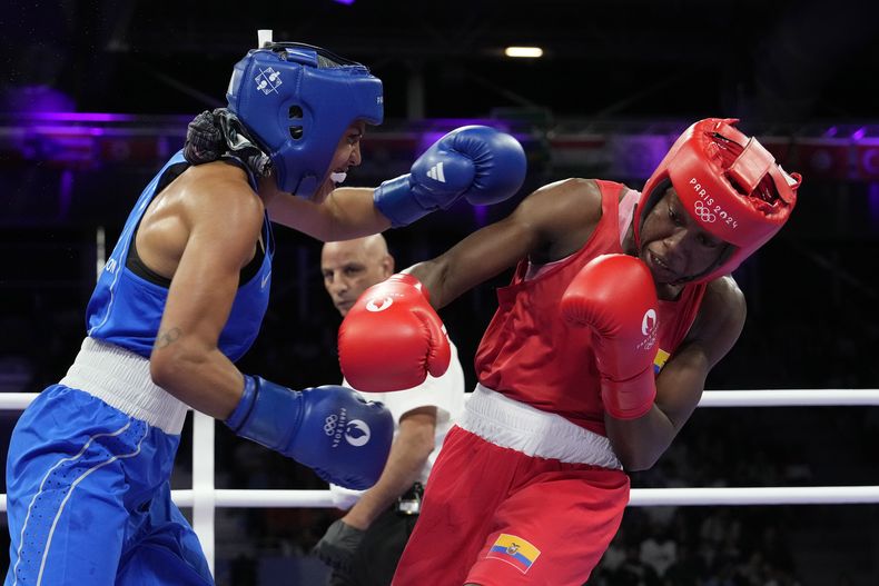La ecuatoriana María José Palacios (derecha) combate contra la sueca Agnes Alexiusson en la división de 60 kilogramos del boxeo de los Juegos Olímpicos de París, el sábado 27 de julio de 2024. (AP Foto/Ariana Cubillos)