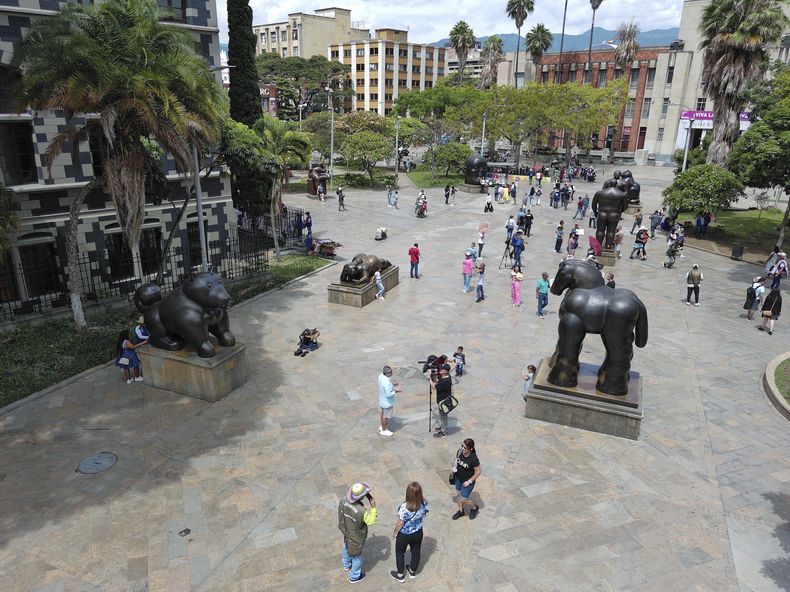 Personas caminan junto a una escultura del artista colombiano Fernando Botero en el Parque Botero en Medellín, Colombia, el 15 de septiembre de 2023. Botero falleció viernes a los 91 años. (Foto AP/Fernando Vergara)