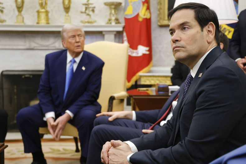 El secretario de Estado Marco Rubio escucha durante una reunión del presidente Donald Trump con su homólogo francés Emmanuel Macron en el Despacho Oval de la Casa Blanca, en Washington, el lunes 24 de febrero de 2025. (Ludovic Marin/Pool via AP)