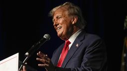 El candidato presidencial republicano y expresidente Donald Trump habla el 11 de octubre de 2023 en el centro de convenciones del condado de Palm Beach en West Palm Beach, Florida. (AP Photo/Rebecca Blackwell)