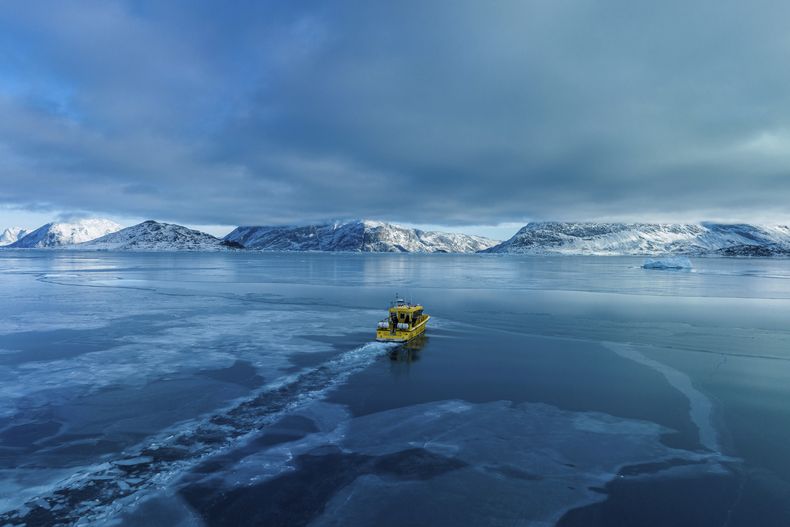 ARCHIVO - Un barco navega por un estrecho congelado a las afueras de Nuuk, Groenlandia, el 6 de marzo de 2025. (AP Foto/Evgeniy Maloletka, Archivo)